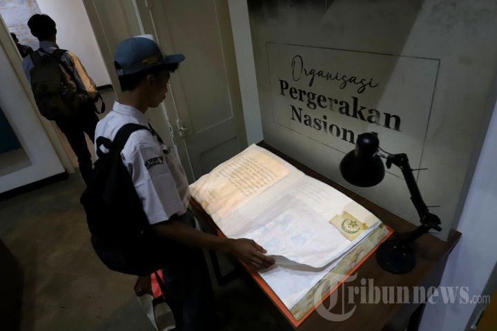 Mengunjungi Museum Sumpah Pemuda
