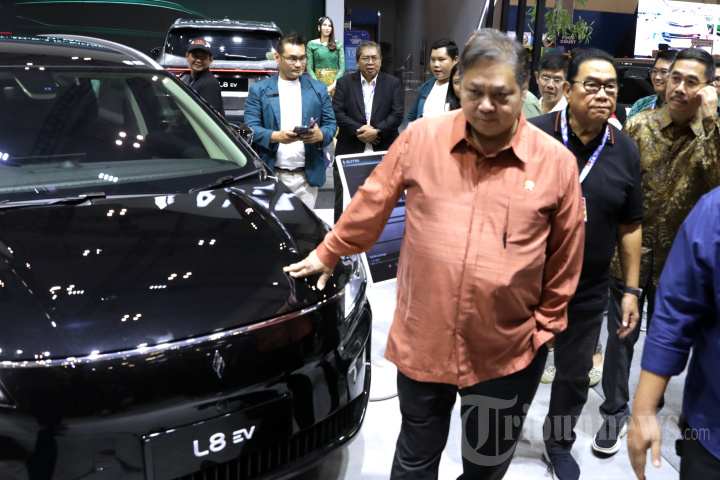 Menko Airlangga Kunjungi Booth Aletra