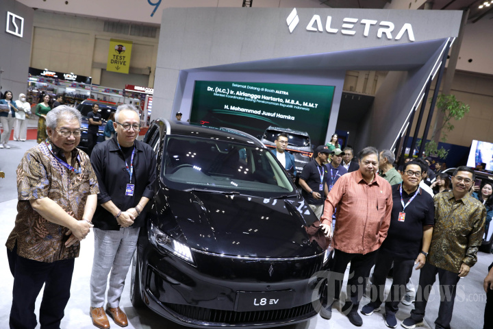 Menko Airlangga Kunjungi Booth Aletra