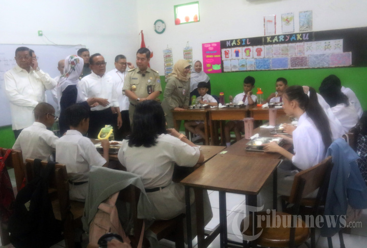 Menko PMK dan PJ Gubernur Daerah Khusus Jakarta Tinjau Pelaksanaan MBG