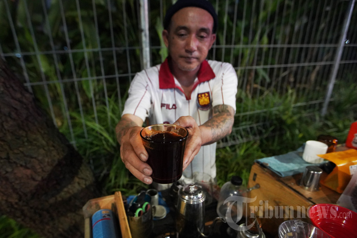 Meracik Harapan di Balik Secangkir Kopi
