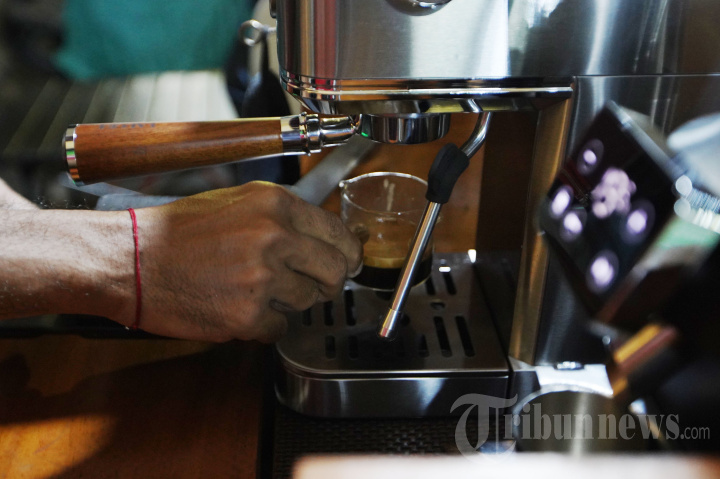 Meracik Harapan di Balik Secangkir Kopi