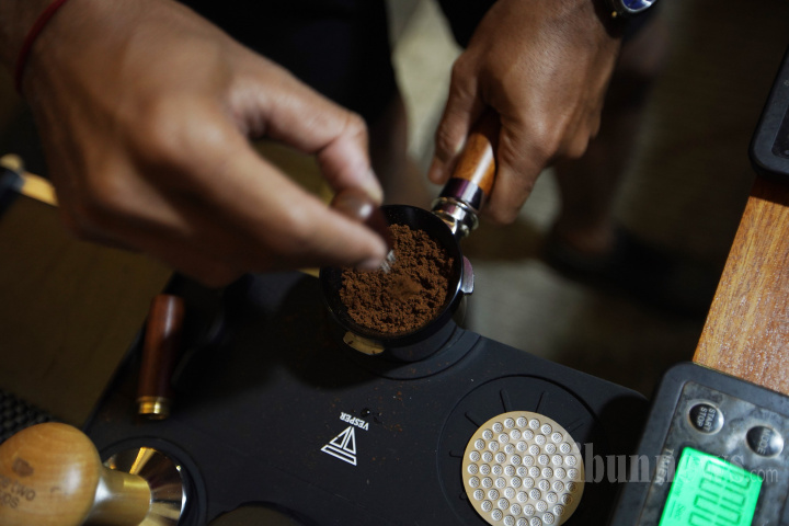 Meracik Harapan di Balik Secangkir Kopi