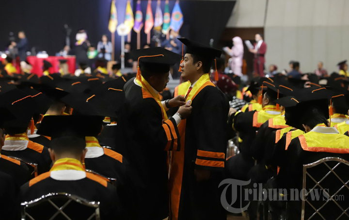 Moestopo Gelar Dies Natalis dan Wisuda ke 65