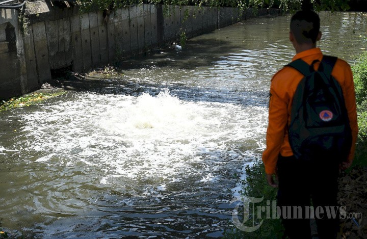 Muncul Semburan Air dan Bau Gas di Sungai Gunung Anyar Surabaya
