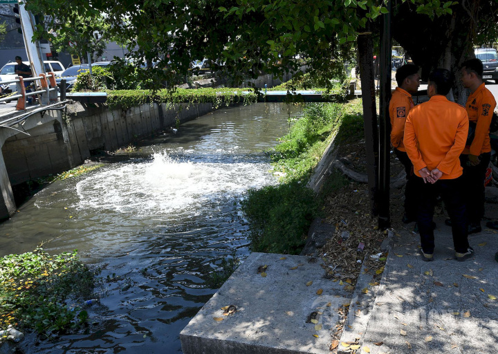 Muncul Semburan Air dan Bau Gas di Sungai Gunung Anyar Surabaya
