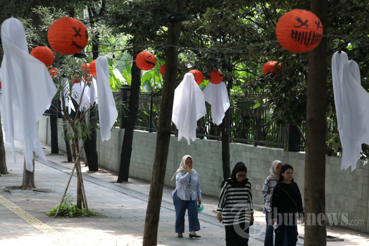 Nuansa Halloween Hiasi Pedestrian Jalan Sudirman