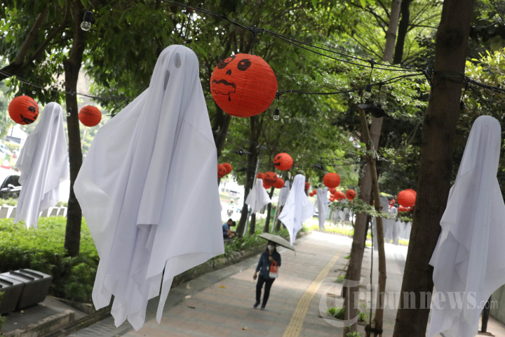 Nuansa Halloween Hiasi Pedestrian Jalan Sudirman