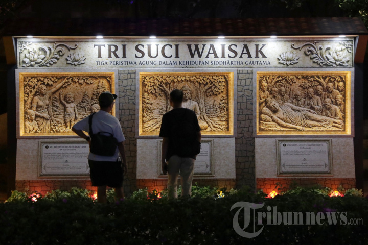 Ornamen-Lampu-Hias-Jelang-Waisak-di-Bundaran-HI_20260528_202508.jpg