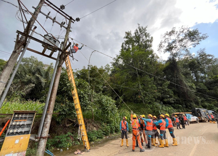 PLN Memperbaiki Jaringan Listrik Jalur Tarutung-Sibolga