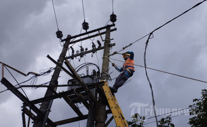 PLN Memperbaiki Jaringan Listrik Jalur Tarutung-Sibolga