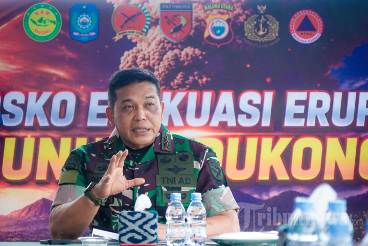 Pangdam-XVPattimura-Terjun-Langsung-Bantu-Korban-Erupsi-Gunung_20260510_153935.jpg
