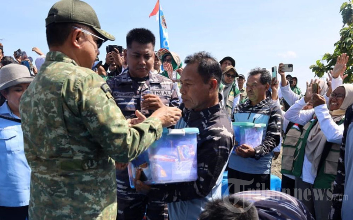 Panglima-TNI-dan-Menteri-Pertanian-Panen-Raya-Kedelai-di-Nganjuk_20260515_130148.jpg