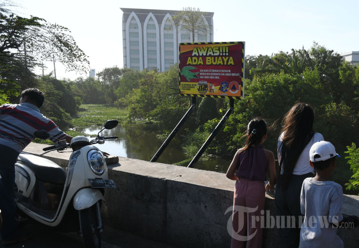 Papan Peringatan Buaya Bikin Warga Penasaran
