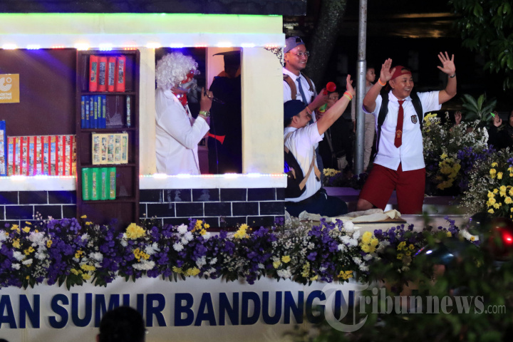 Pawai Kendaraan Hias Ramaikan Hari Jadi Kota Bandung
