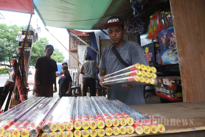 Pedagang Kembang Api Sepi Pembeli Jelang Tahun Baru