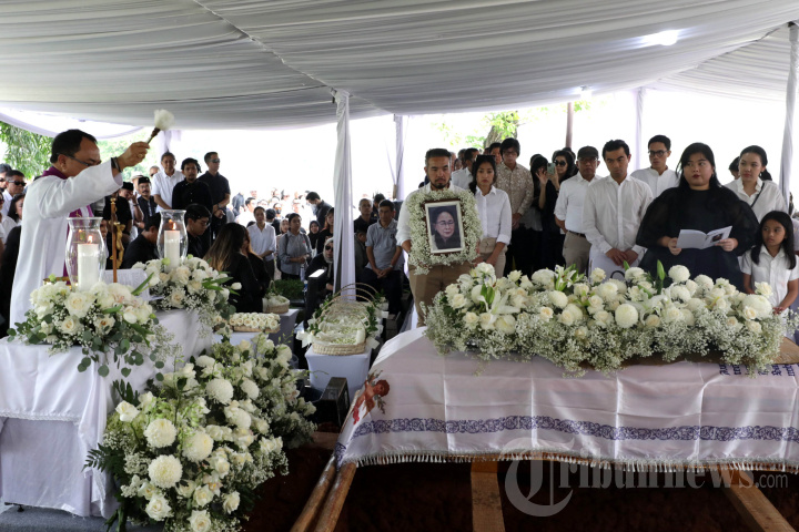 Pemakaman Ibu Maria Bernadeth Latifah Oetama