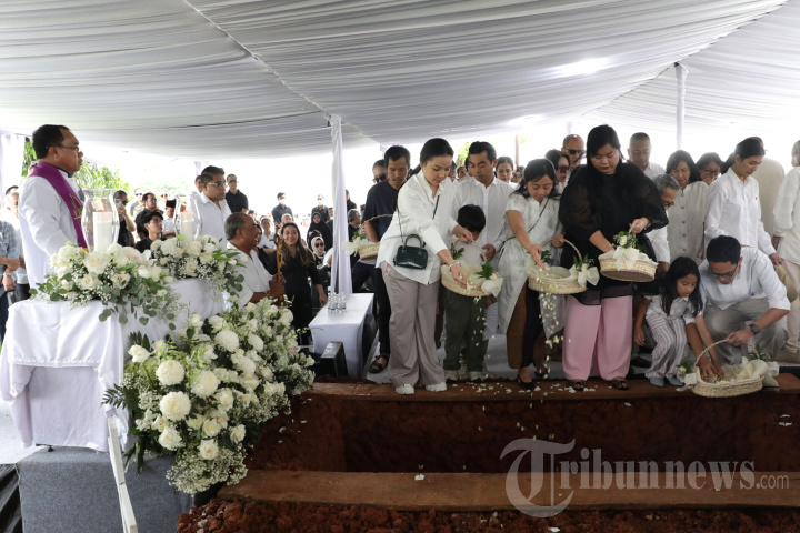 Pemakaman Ibu Maria Bernadeth Latifah Oetama