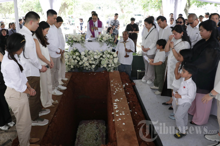 Pemakaman Ibu Maria Bernadeth Latifah Oetama