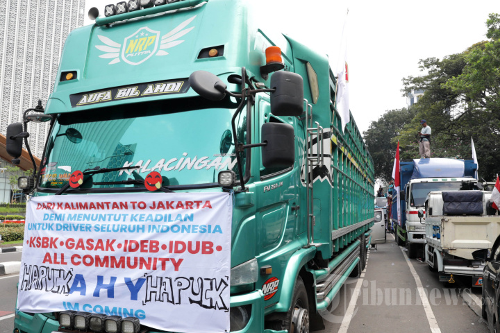 Pengemudi Truk Demo Aturan ODOL