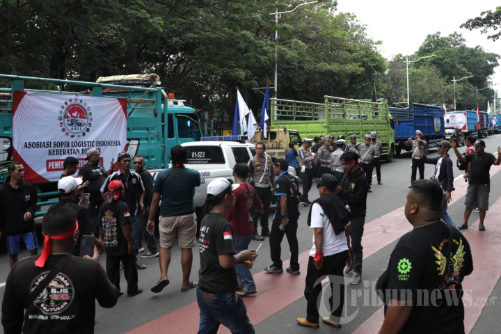 Pengemudi Truk Demo Aturan ODOL