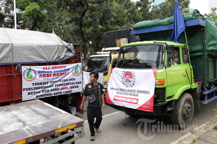 Pengemudi Truk Demo Aturan ODOL