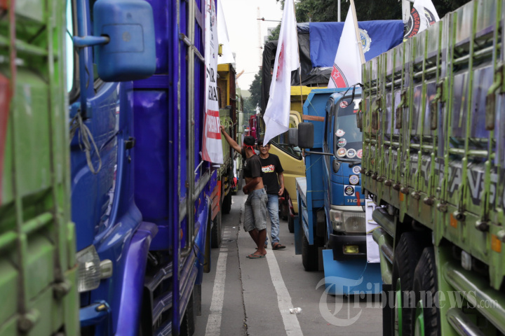 Pengemudi Truk Demo Aturan ODOL