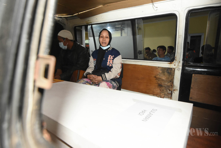 Penyerahan Jenazah Korban Musala Ponpes Ambruk ke Keluarga
