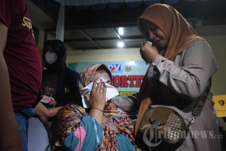 Penyerahan Jenazah Korban Musala Ponpes Ambruk ke Keluarga