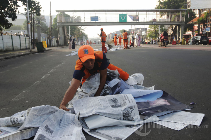 Petuigas PPSU Langsung Bersihkan Sisa Sampah Koran