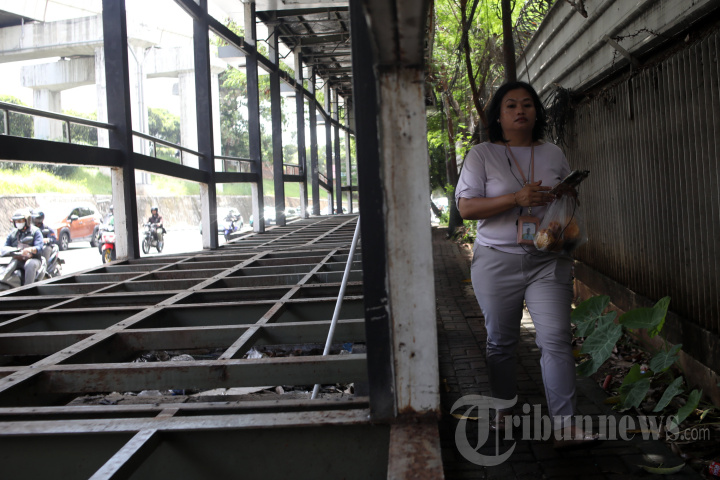 Potret Halte Transjakarta BNN Terbengkalai