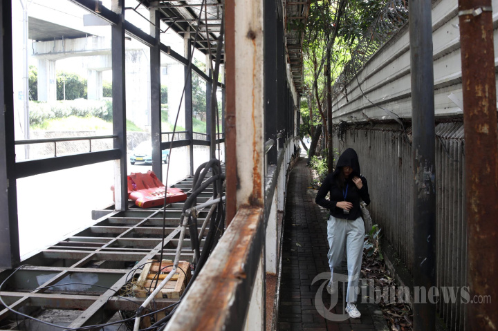 Potret Halte Transjakarta BNN Terbengkalai