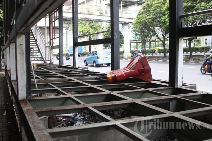 Potret Halte Transjakarta BNN Terbengkalai