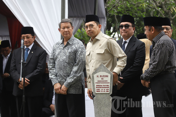 Prabowo Pimpin Upacara Pemakaman Wapres Keenam Try Sutrisno