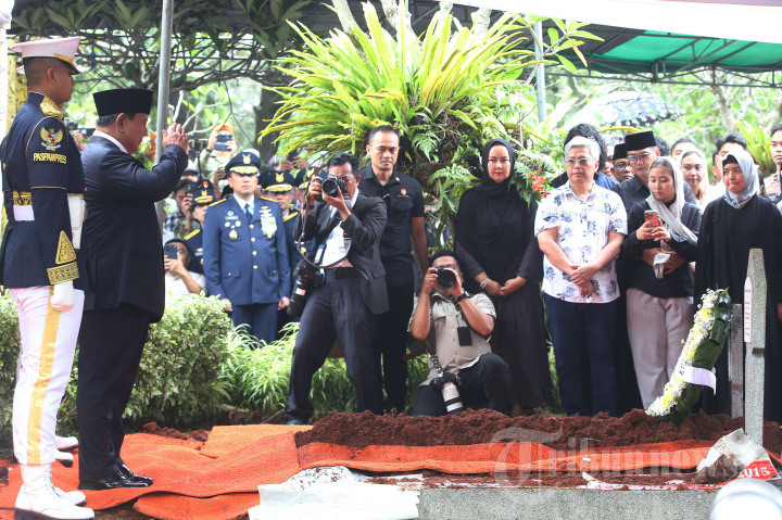 Presiden Pimpin Upacara Pemakaman Wapres Keenam Try Sutrisno