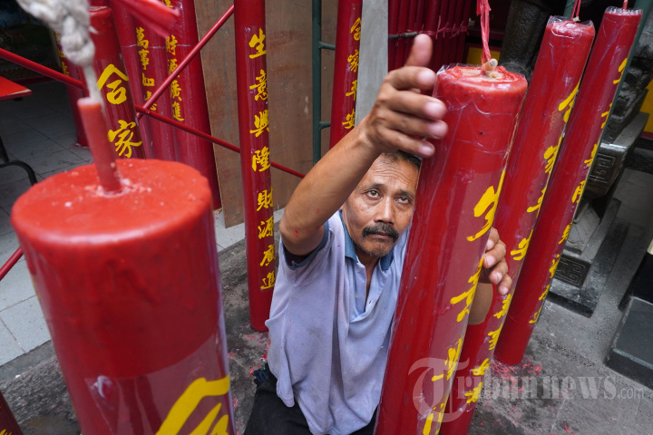 Produksi Lilin Imlek di Vihara Dharma Ramsi Bandung