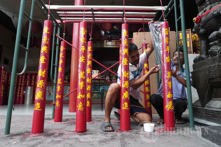 Produksi Lilin Imlek di Vihara Dharma Ramsi Bandung