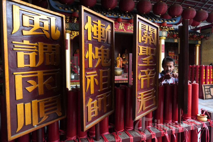 Produksi Lilin Imlek di Vihara Dharma Ramsi Bandung