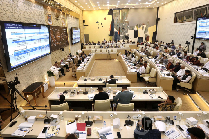Raker-Komisi-II-DPR-Terkait-Penanganan-Pascabencana_20260119_205925.jpg