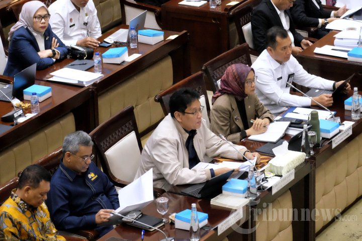 Raker-Komisi-XI-DPR-dengan-Pemerintah_20260204_183006.jpg