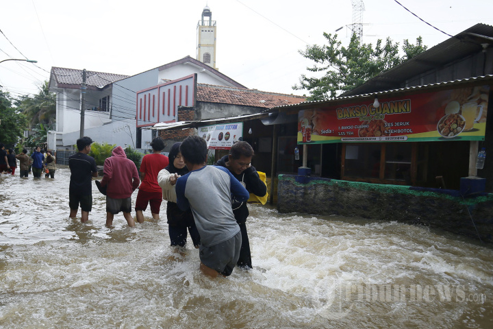 Ratusan-Rumah-Warga-Cipinang-Melayu-Kembali-Terendam-Banjir_20260123_183557.jpg