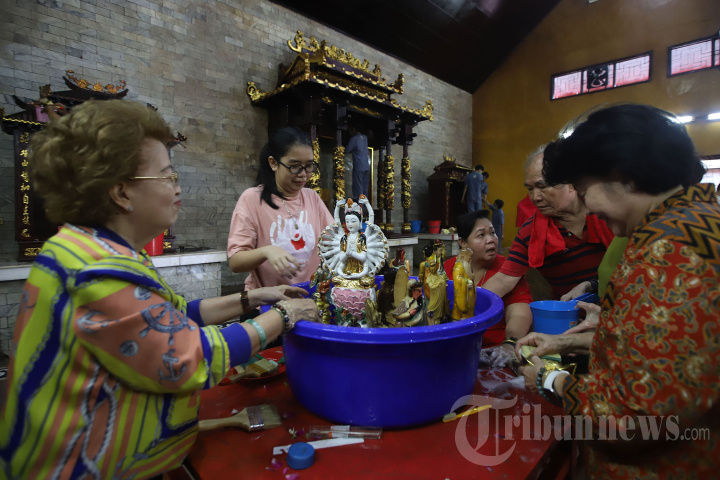 Ritual Cuci Patung Dewa-Dewi Jelang Imlek