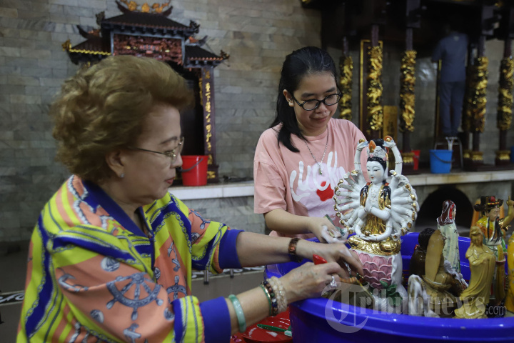 Ritual Cuci Patung Dewa-Dewi Jelang Imlek