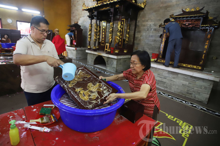 Ritual Cuci Patung Dewa-Dewi Jelang Imlek