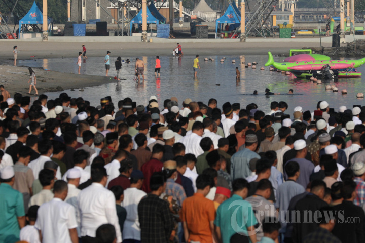 Salat Idul Adha di Pantai Lagoon Ancol