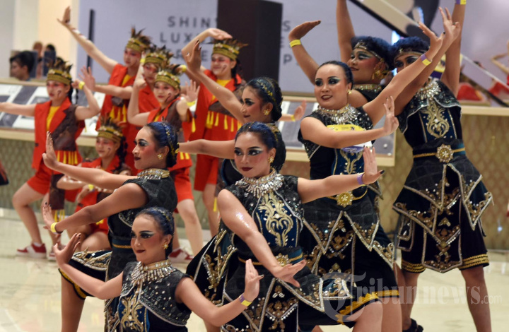 Seribu Penari Serentak Meriahkan Indonesia Menari 2025 di Suraba