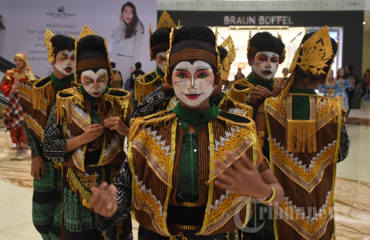 Seribu Penari Serentak Meriahkan Indonesia Menari 2025 di Suraba