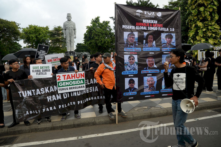 Solidaritas-Bebaskan-Peserta-Global-Sumud-Flotila-di-Surabaya_20260521_175910.jpg