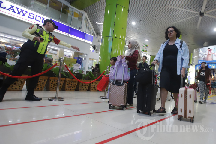 Suasana Pemudik di Stasiun Gambir