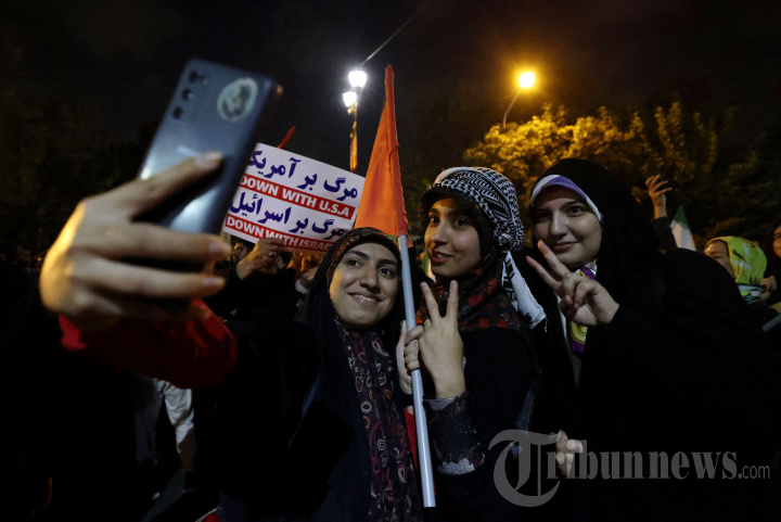 Suka Cita Warga Iran dan Palestina saat Israel Digempur